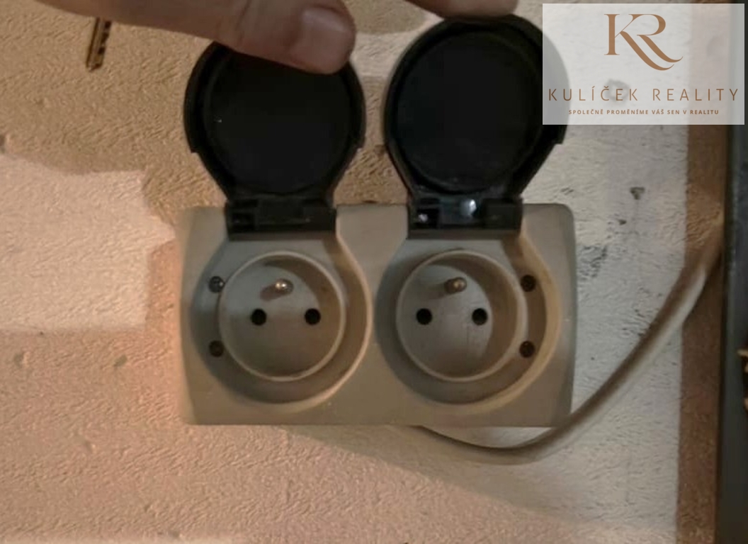 KULÍČEK Reality - Pronájem garáže - Garáž, zásuvky 230V