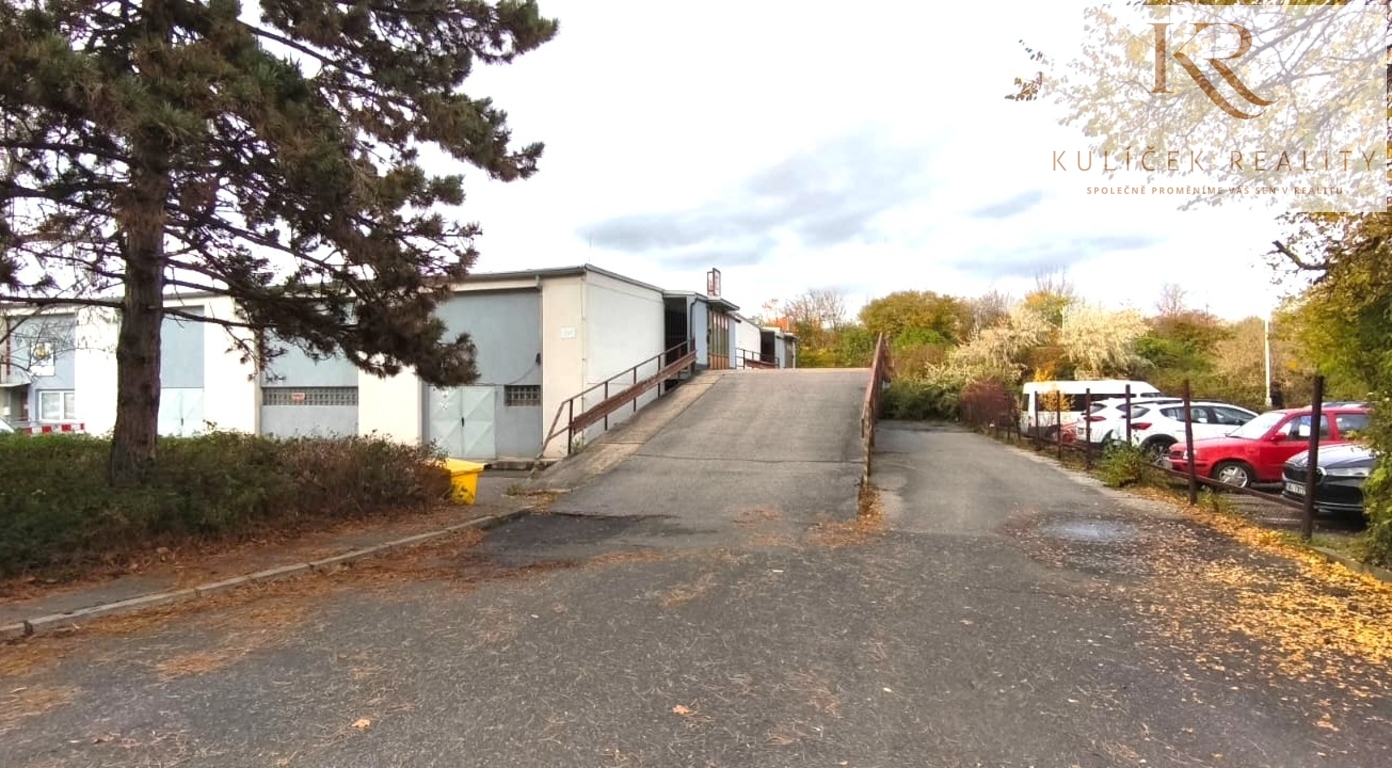 KULÍČEK Reality - Pronájem garáže - Budova