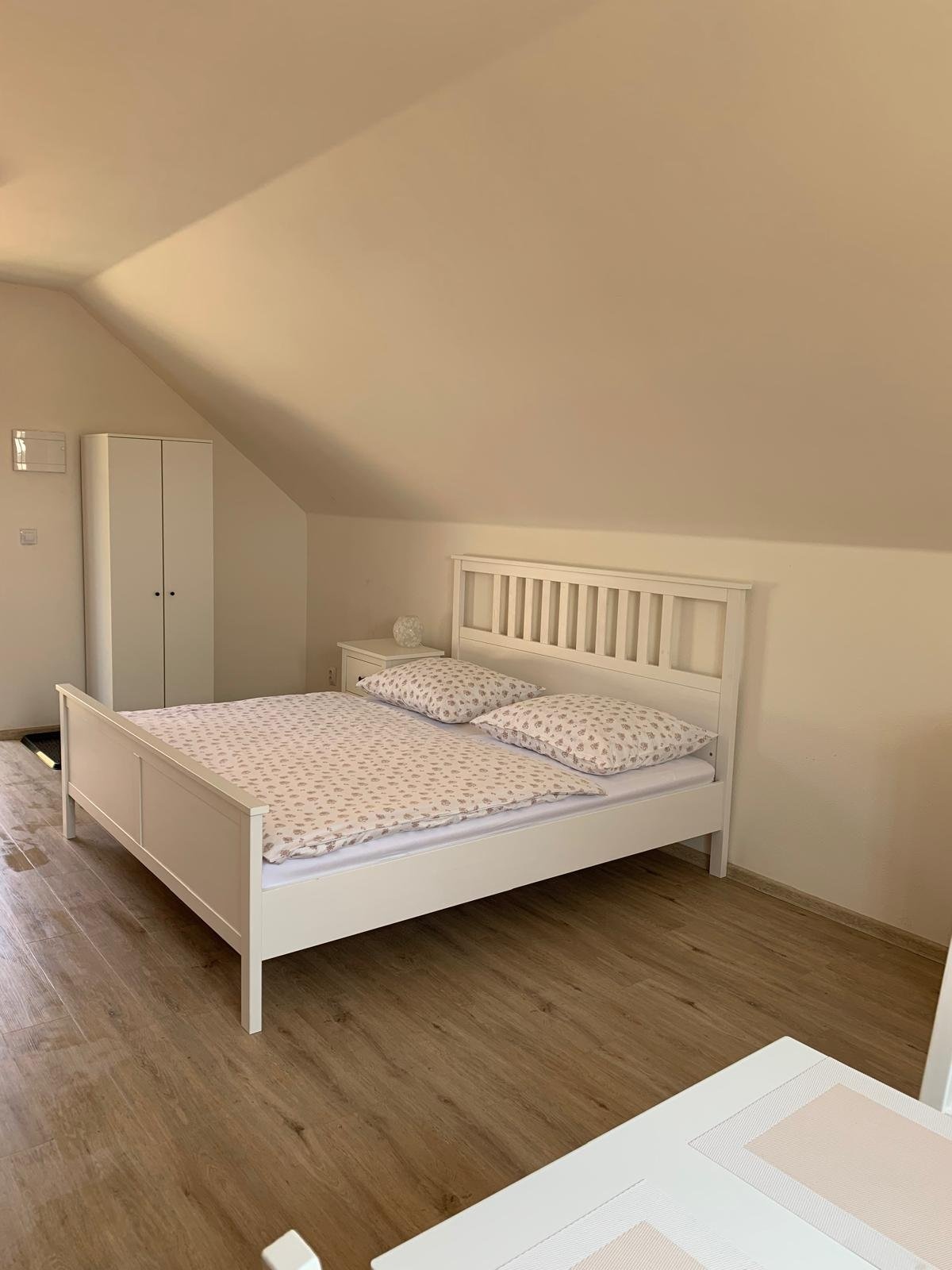 b4309040-a5a2-4982-b195-d052b581e285