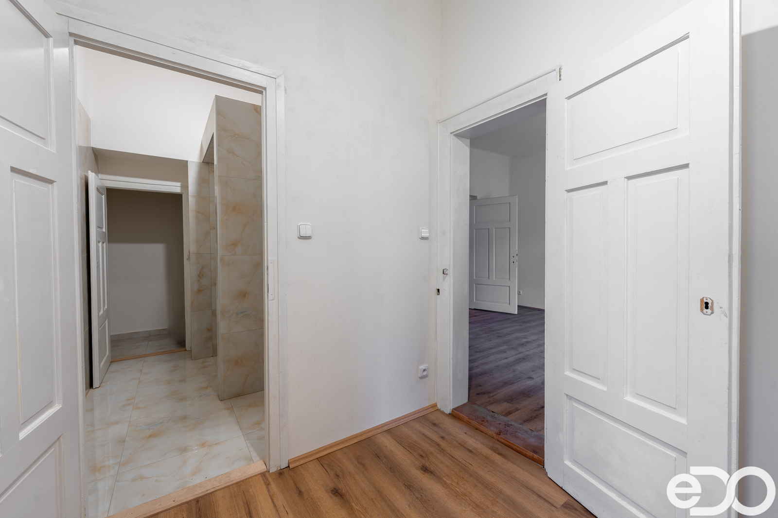 vstup z šatny do koupleny v  1kk