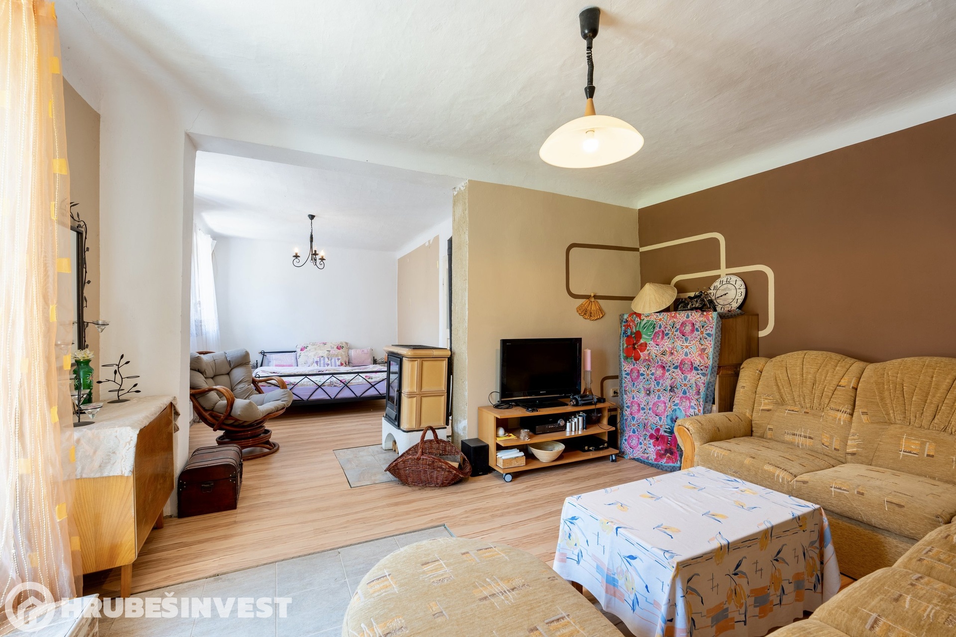 Obývací pokoj s ložnicí