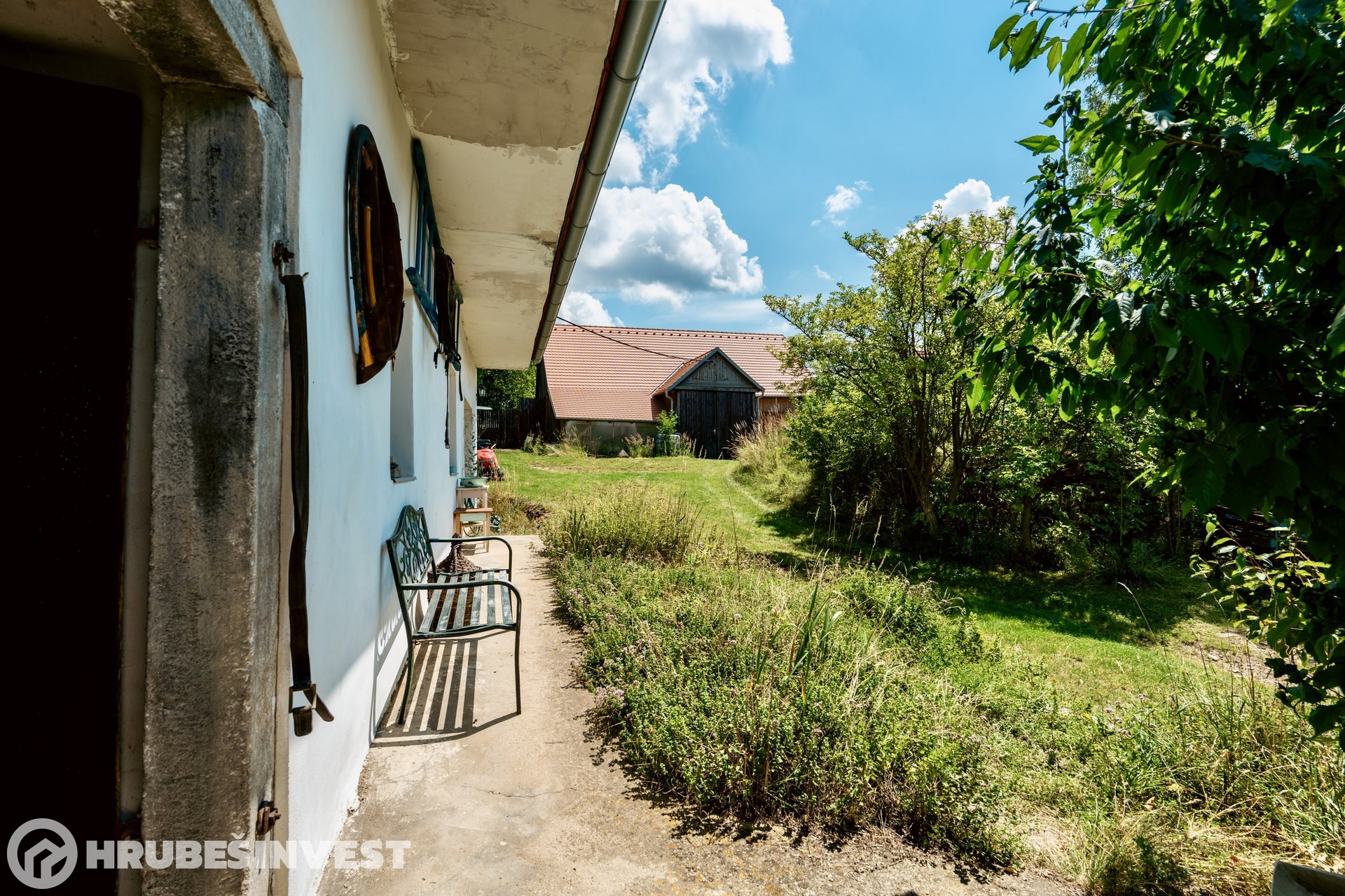 Výhled na velkou stodolu s dílnami