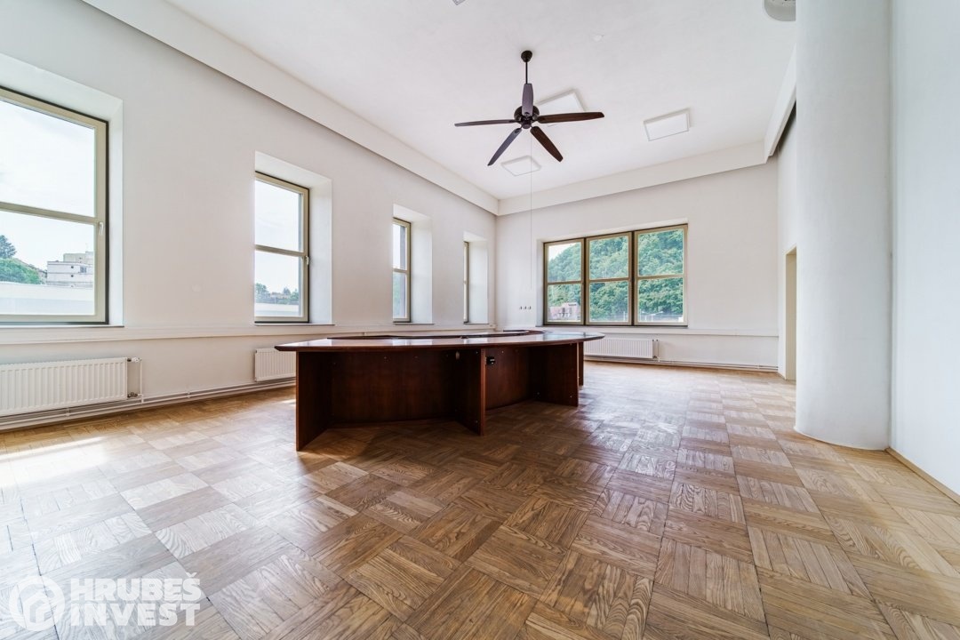 Kancelář se stolem