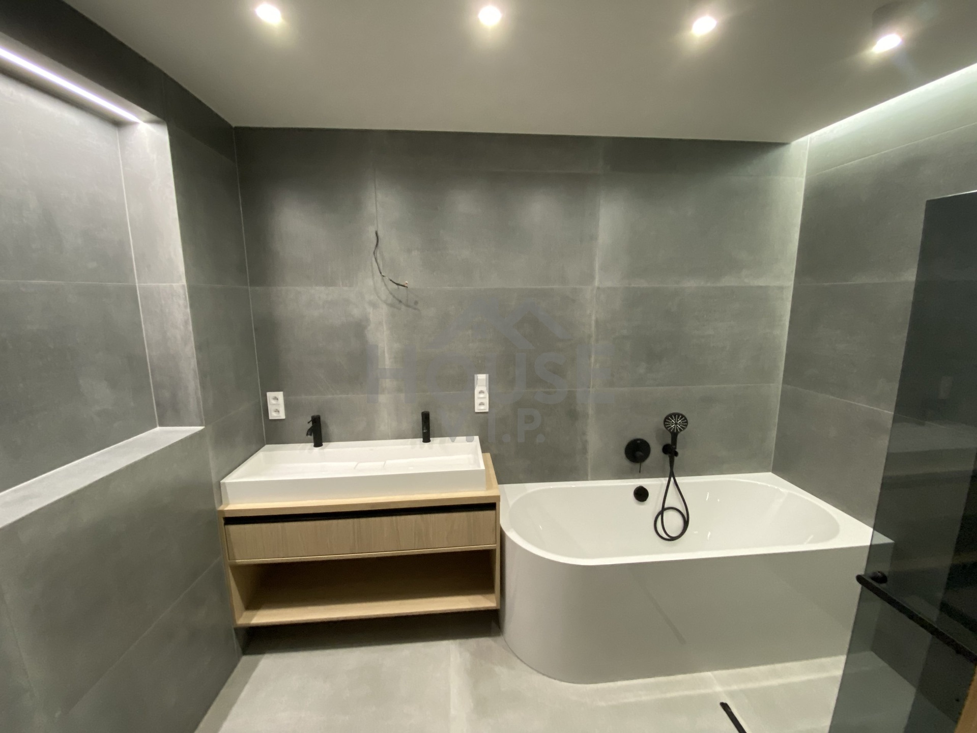 Koupelna s vanou a sprchovacím koutem a wc