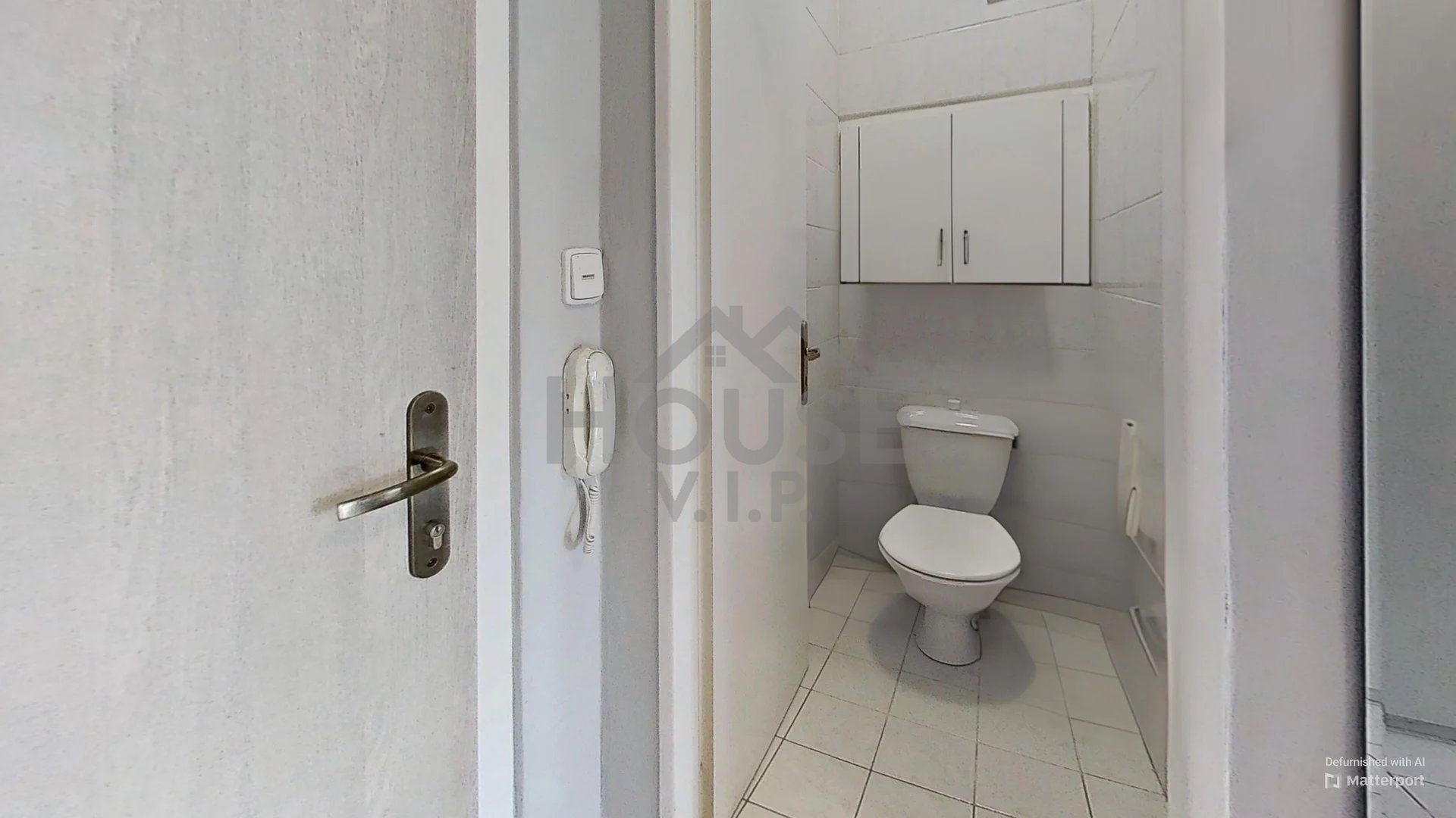 iSVzqVtfXA9-Bathroom