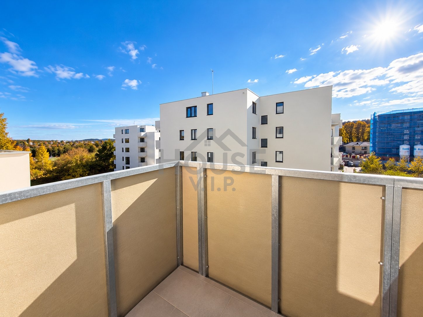 Slunny balkon s vyhledem na mesto