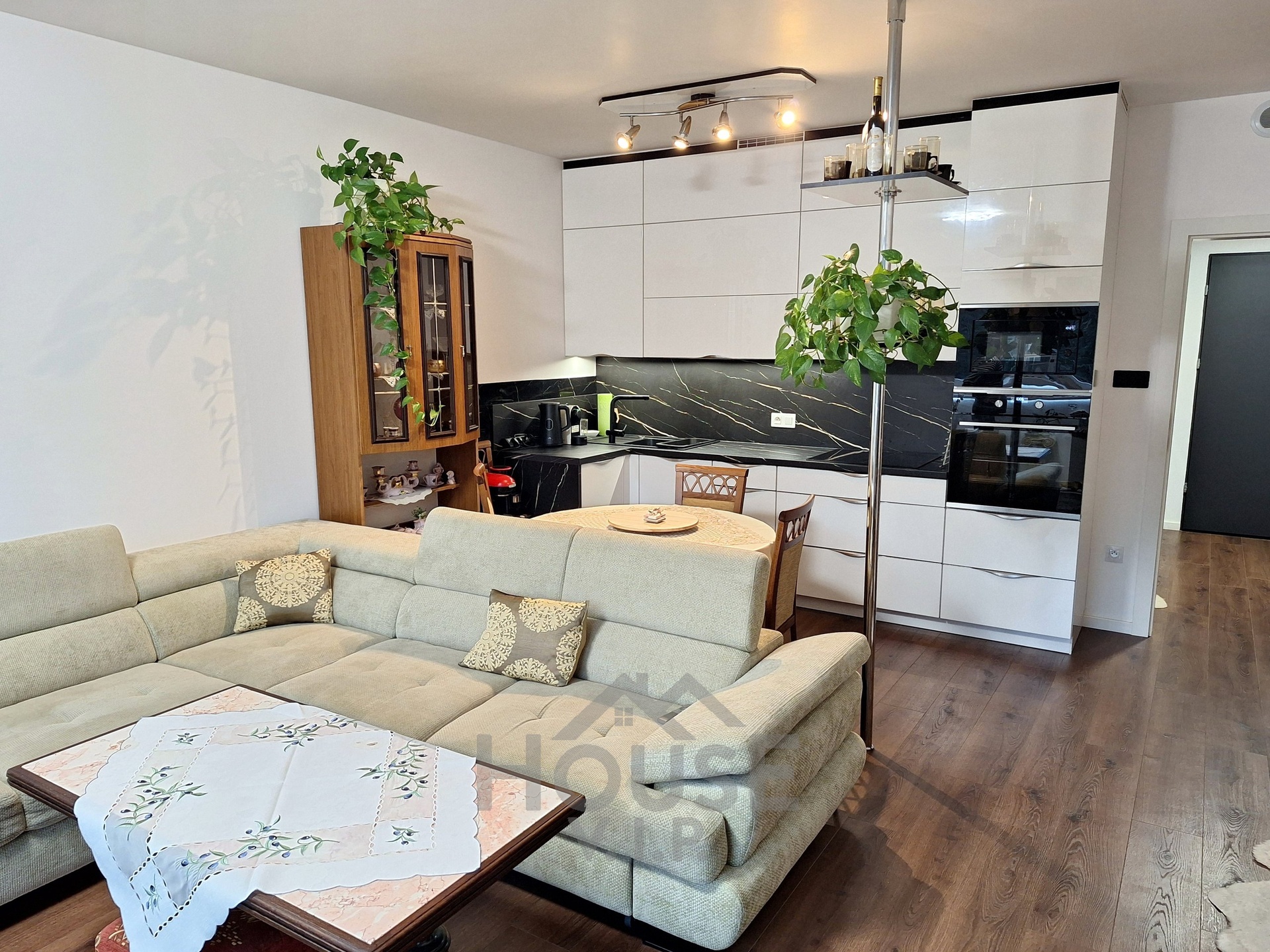 6ec6d8fc-f72a-4b5d-ac84-4cf5cf3d2656