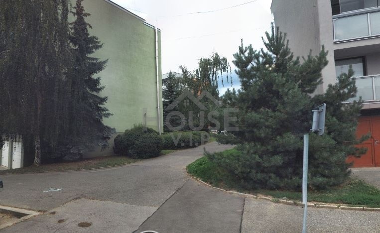 Přístup od ul. Polívkova