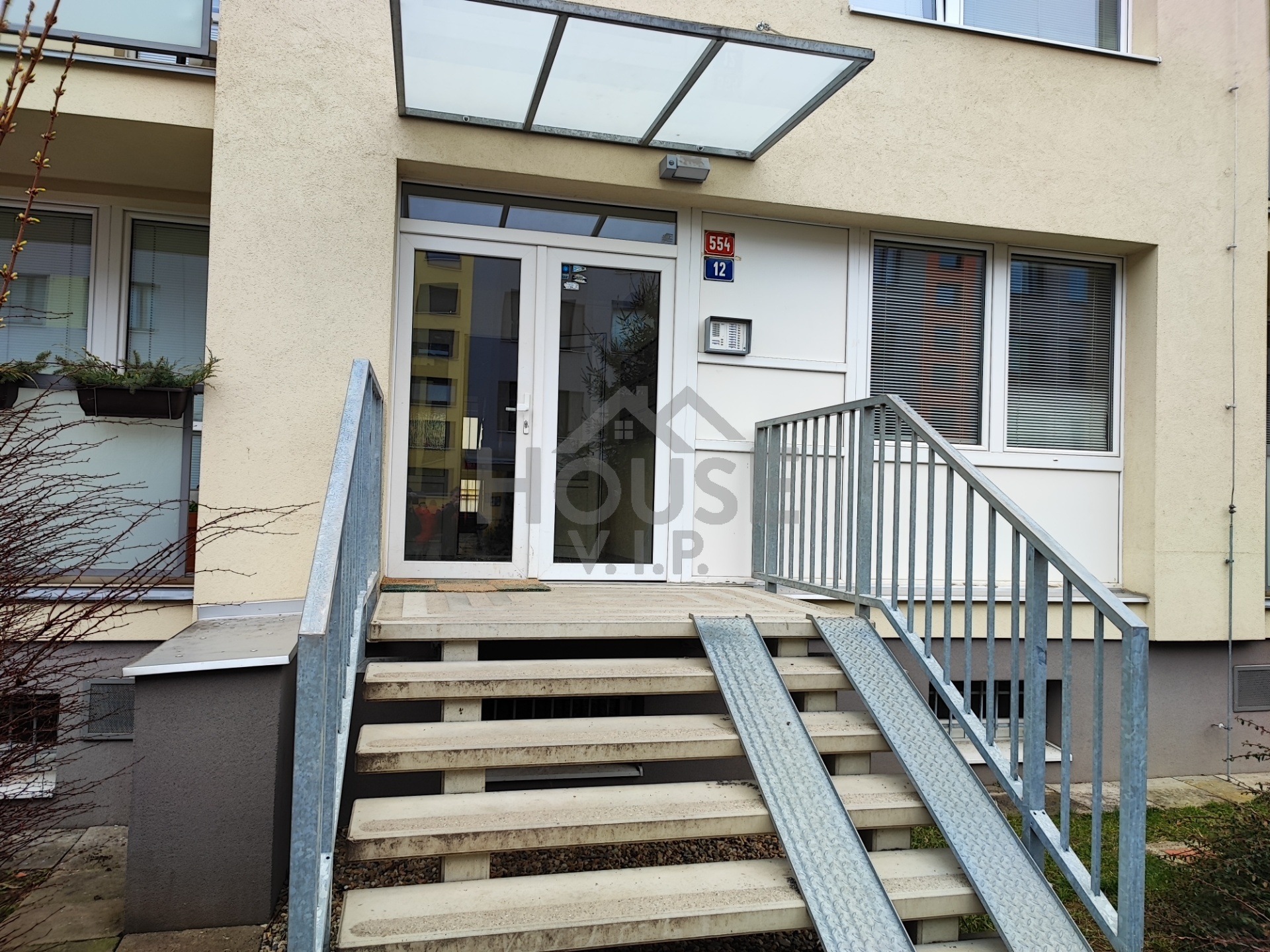 Vchod - vstup do budovy