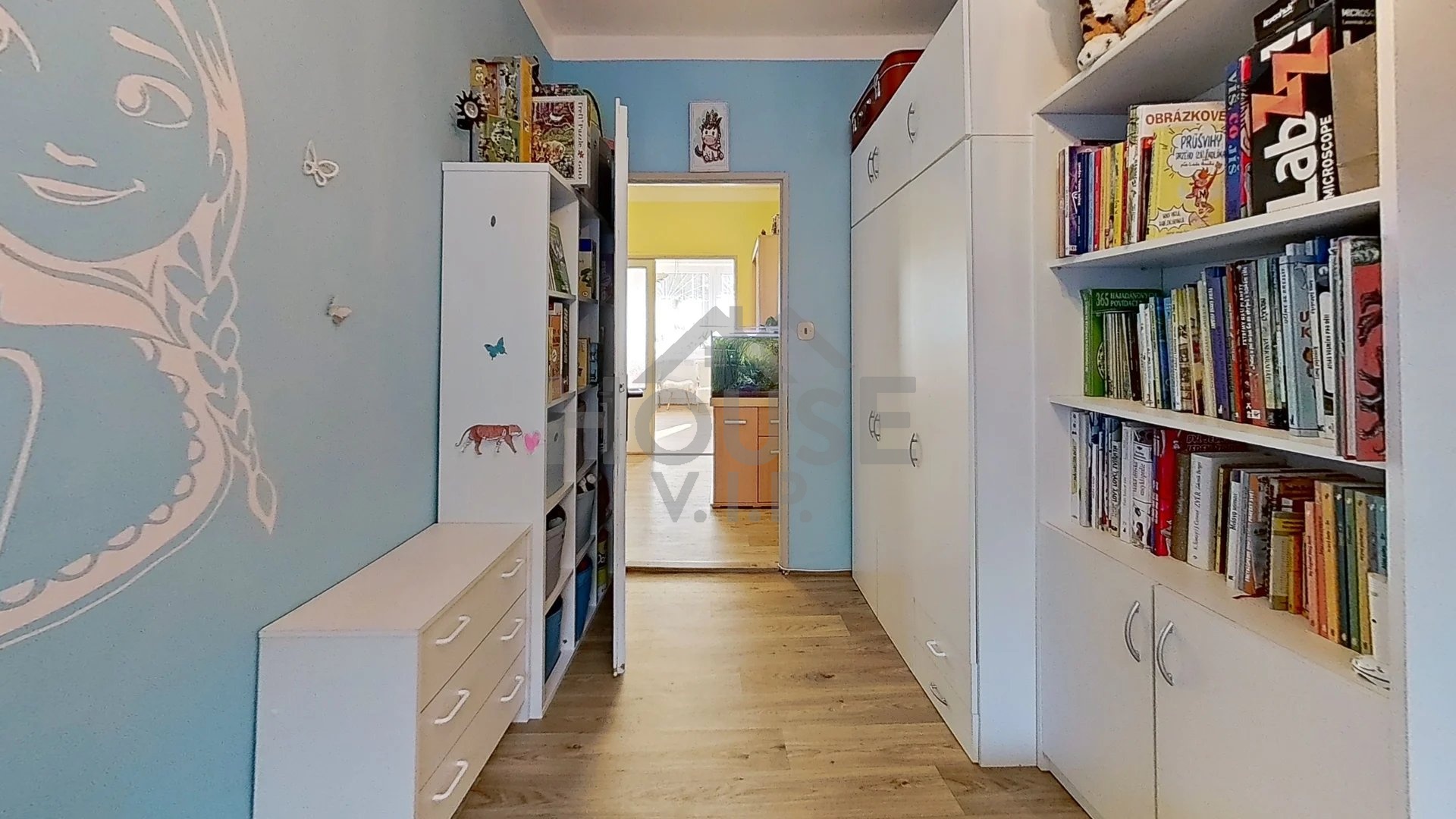 s5t7sCK8AWG-Bedroom