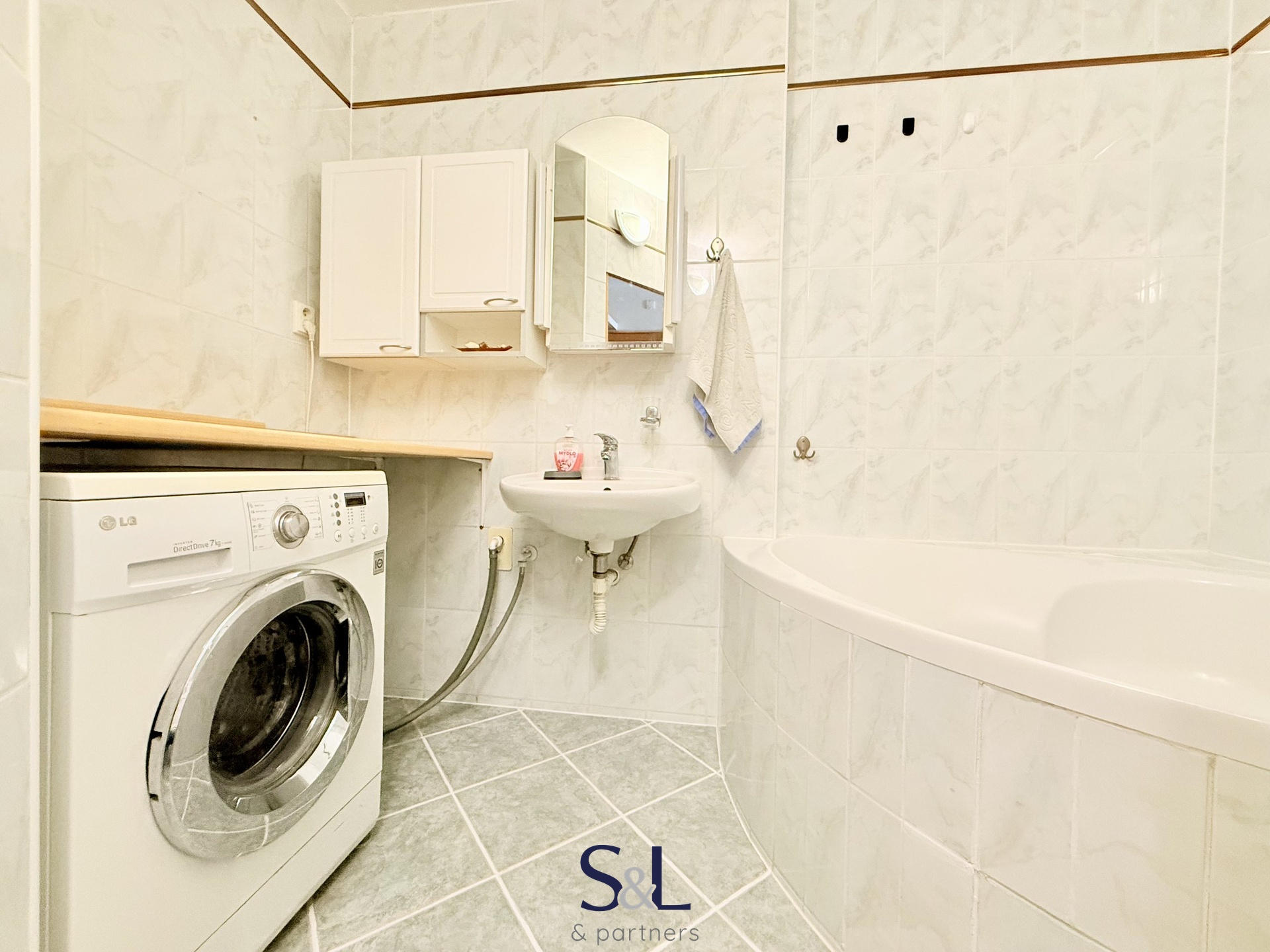 koupelna s rohovou vanou a wc