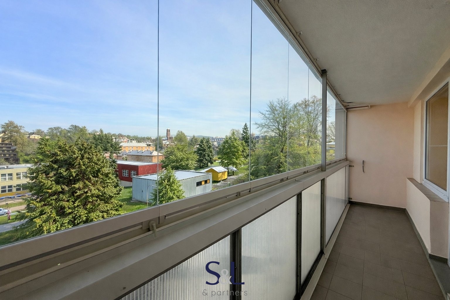 Prostorna? balkonova? terasa s vy?hledem