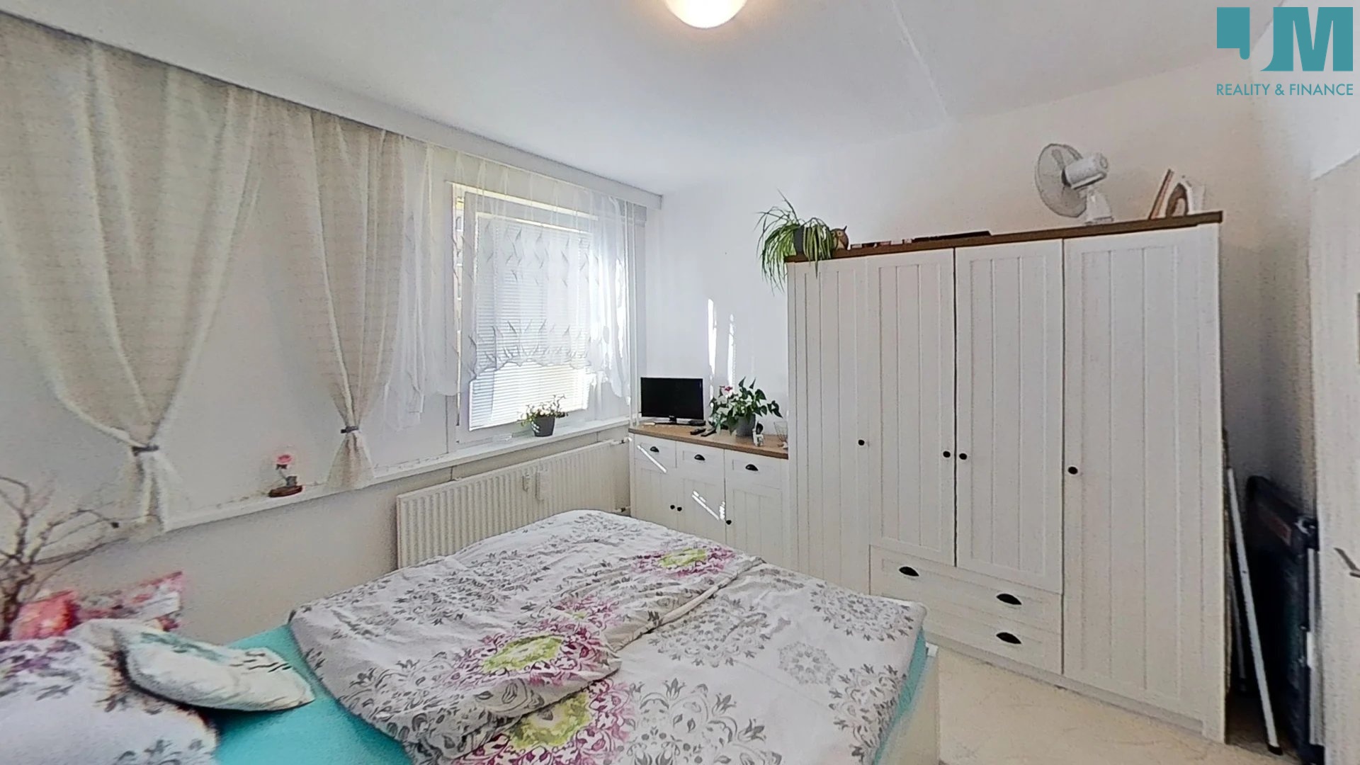 yGGYNqzim2n-Bedroom