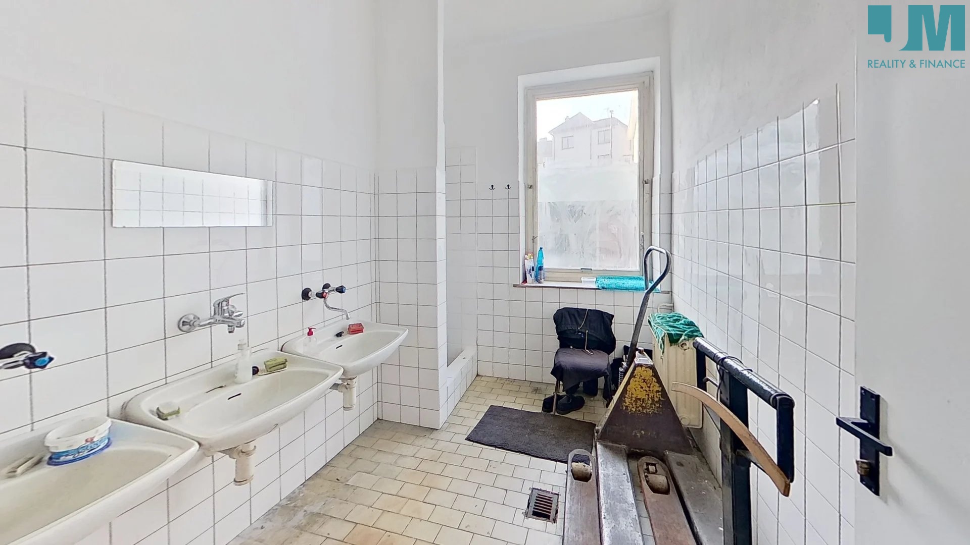 ZSoBberocLw-Bathroom