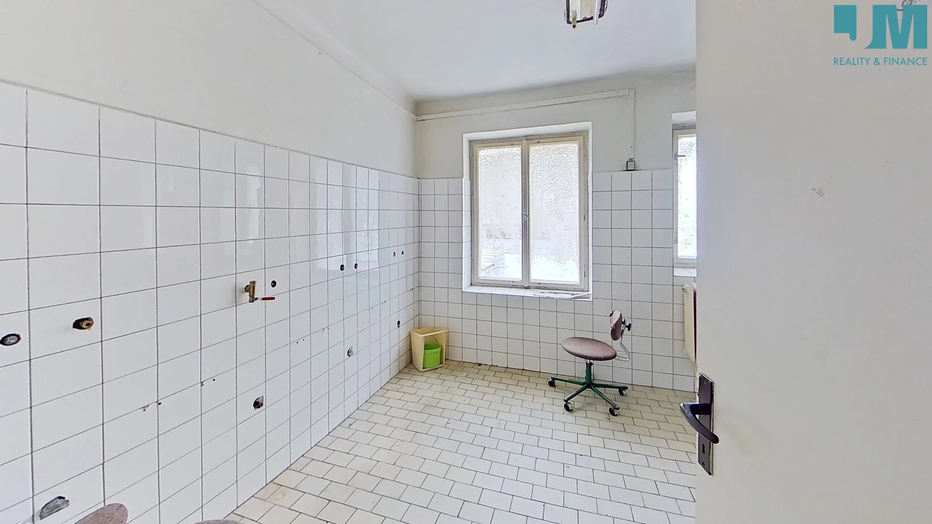 1TjKLwUEFae-Bathroom