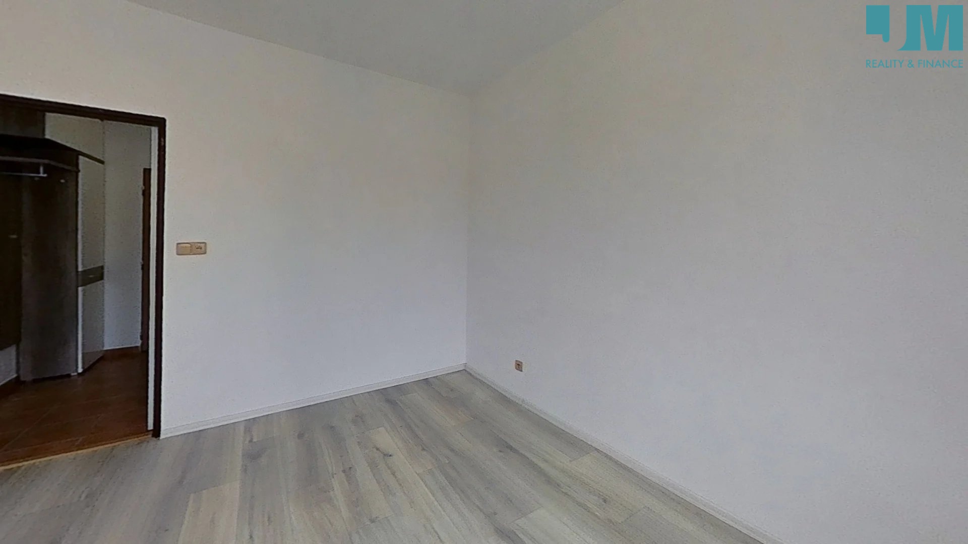 cj5zQbdMjrx-Bedroom