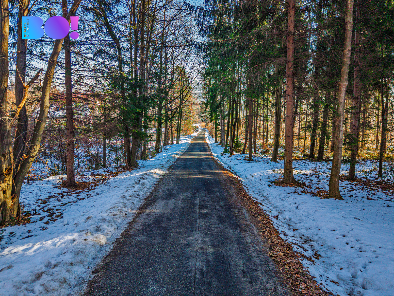 Asfaltová příjezdová cesta