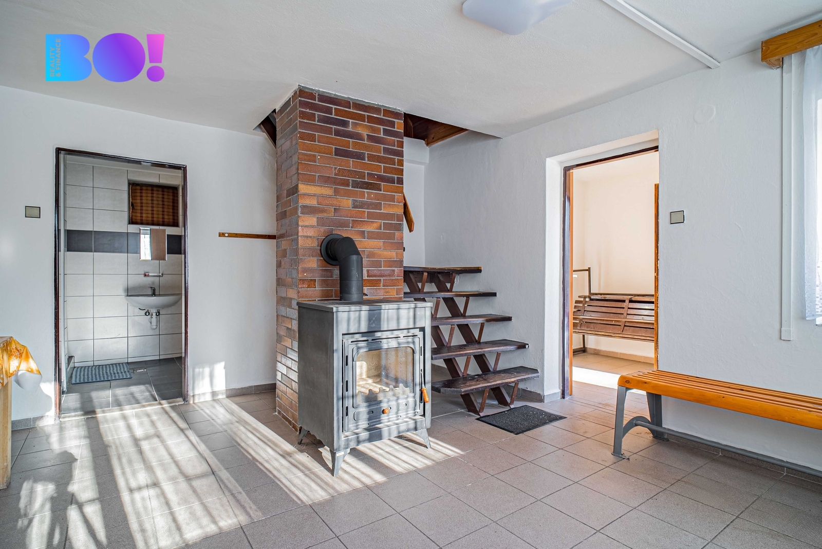 Spodní, částečně podzemní místnost