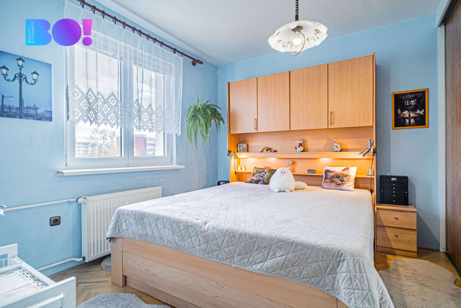 ložnice s vestavnou skříní