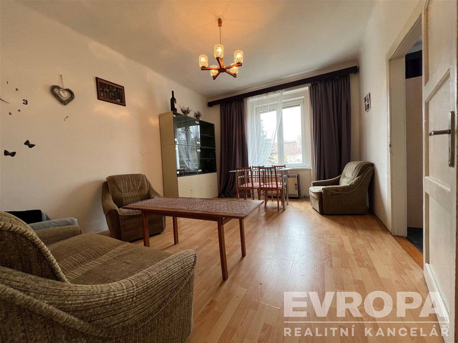 Světlý obývací pokoj s parketovou podlahou, velká 