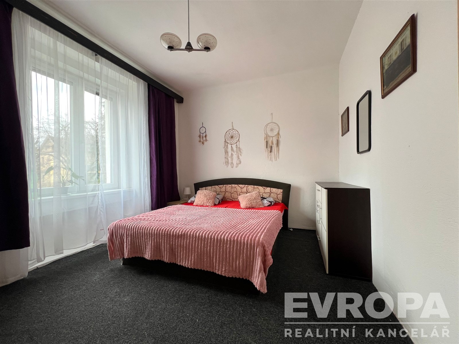 Prostorná ložnice se světlou výmalbou, velkými okn