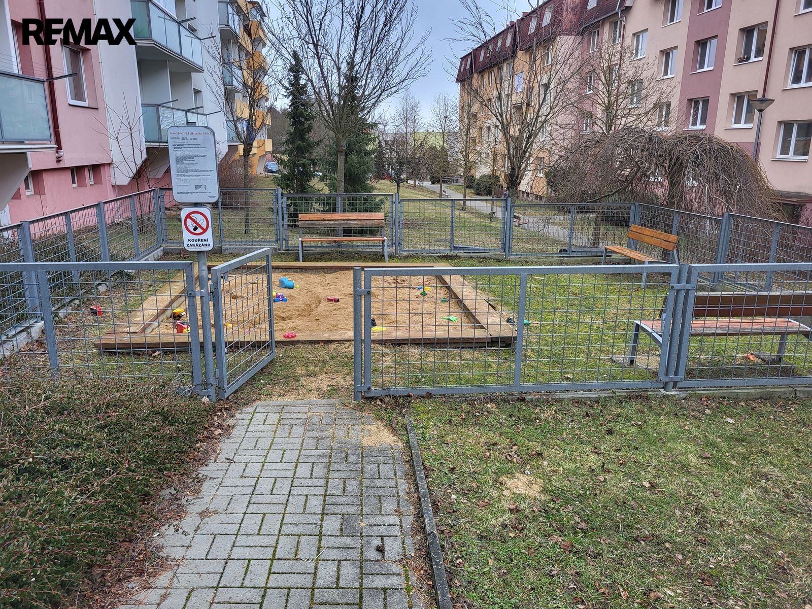 Pískoviště před domem