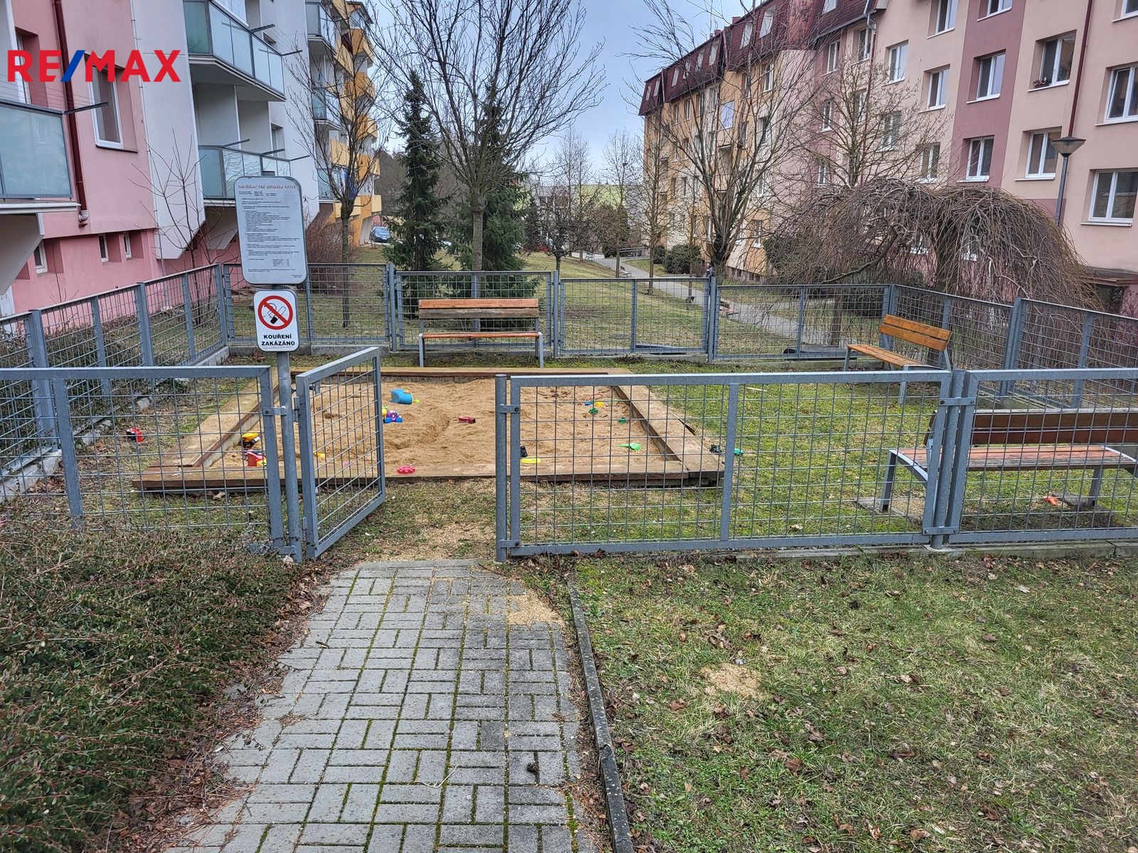 Pískoviště před domem