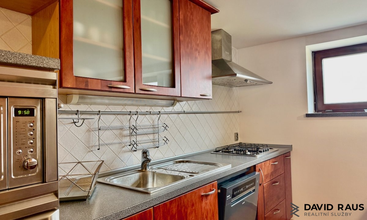 pronajem-zarizeneho-podkrovniho-bytu-1-kk-61m-ul-g