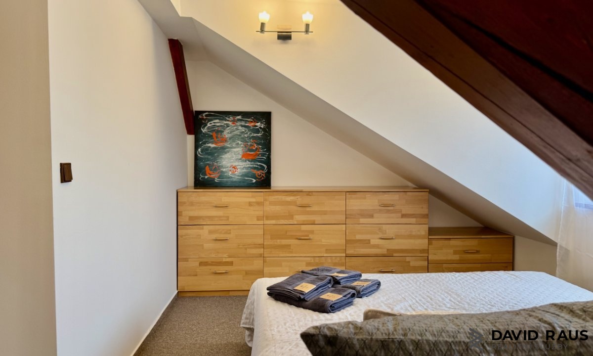 pronajem-zarizeneho-podkrovniho-bytu-1-kk-61m-ul-g