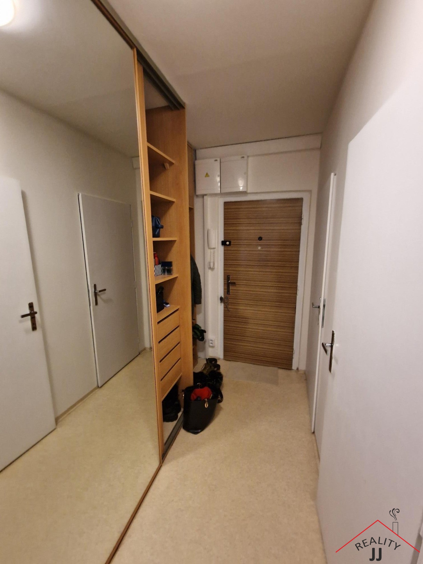 chodba-vestavěné skříně