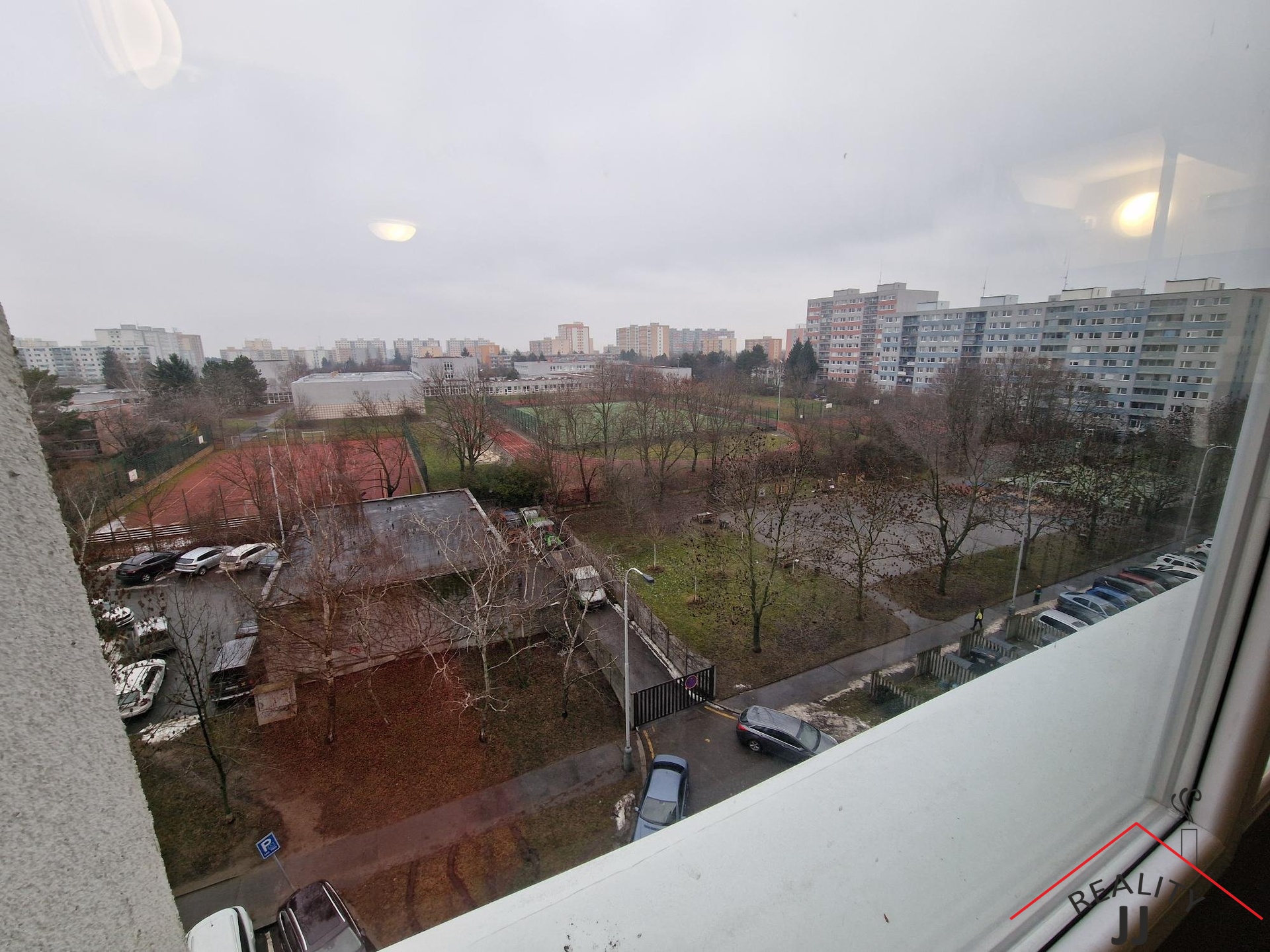 pohled z chodby na okolní škola a hřiště