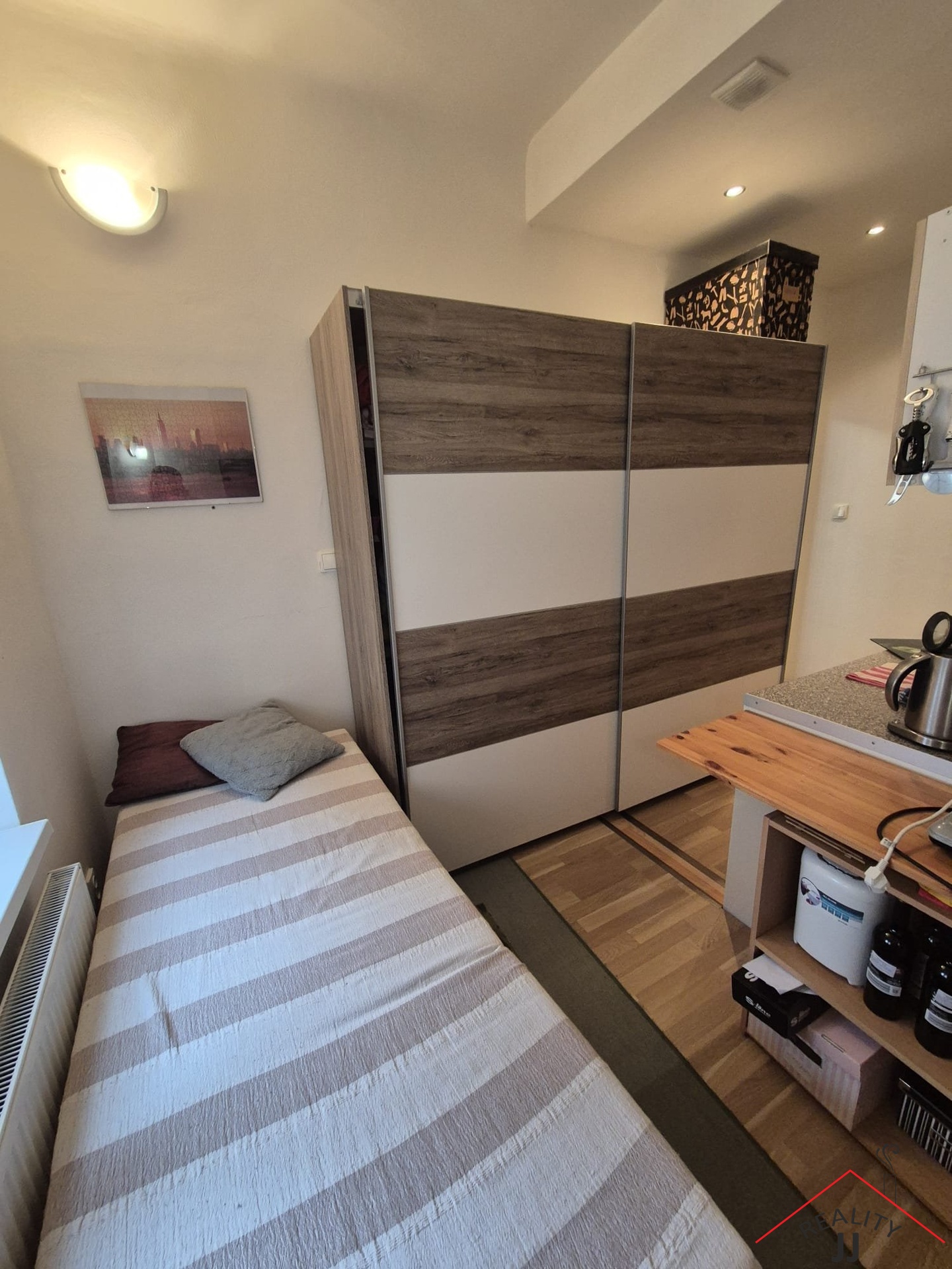 kuchyňka se spací částí a skříní