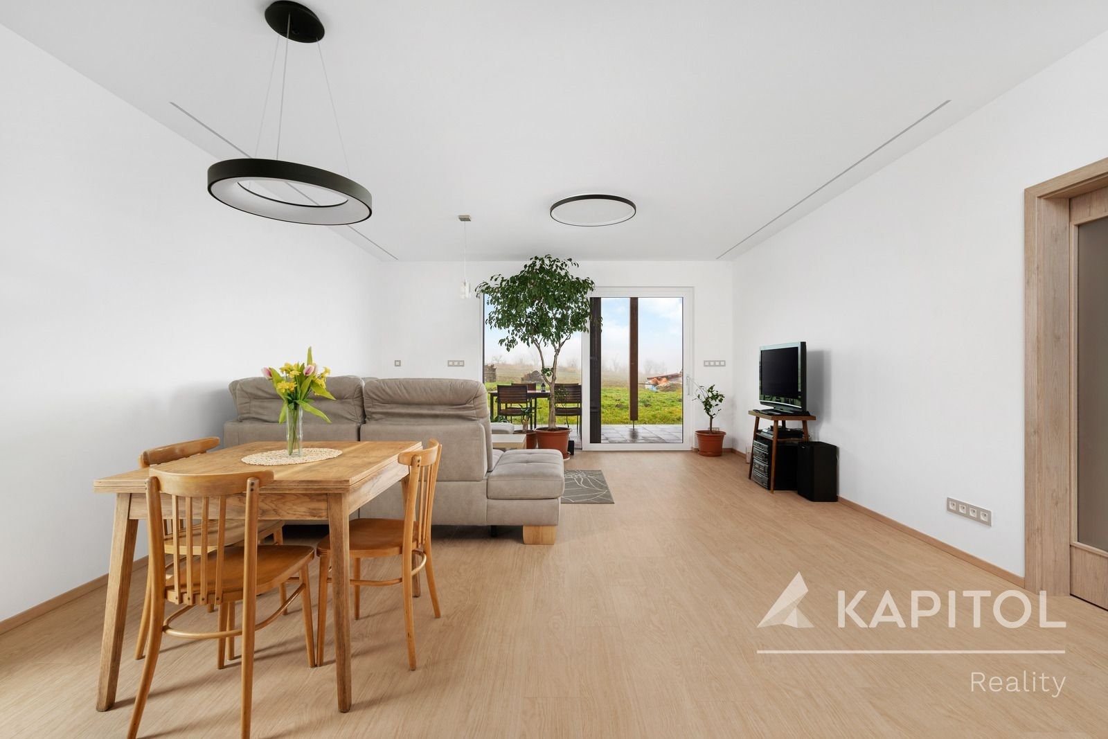 Obývací pokoj se vstupem na terasu