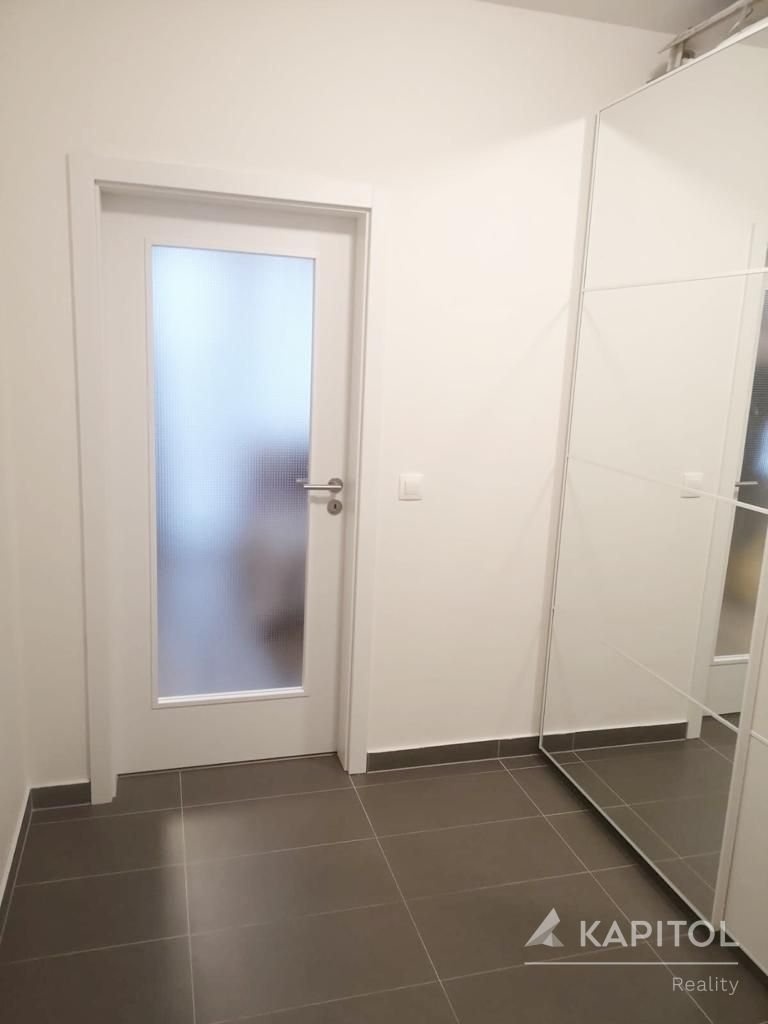 Vstupní chodba se šatní skříní