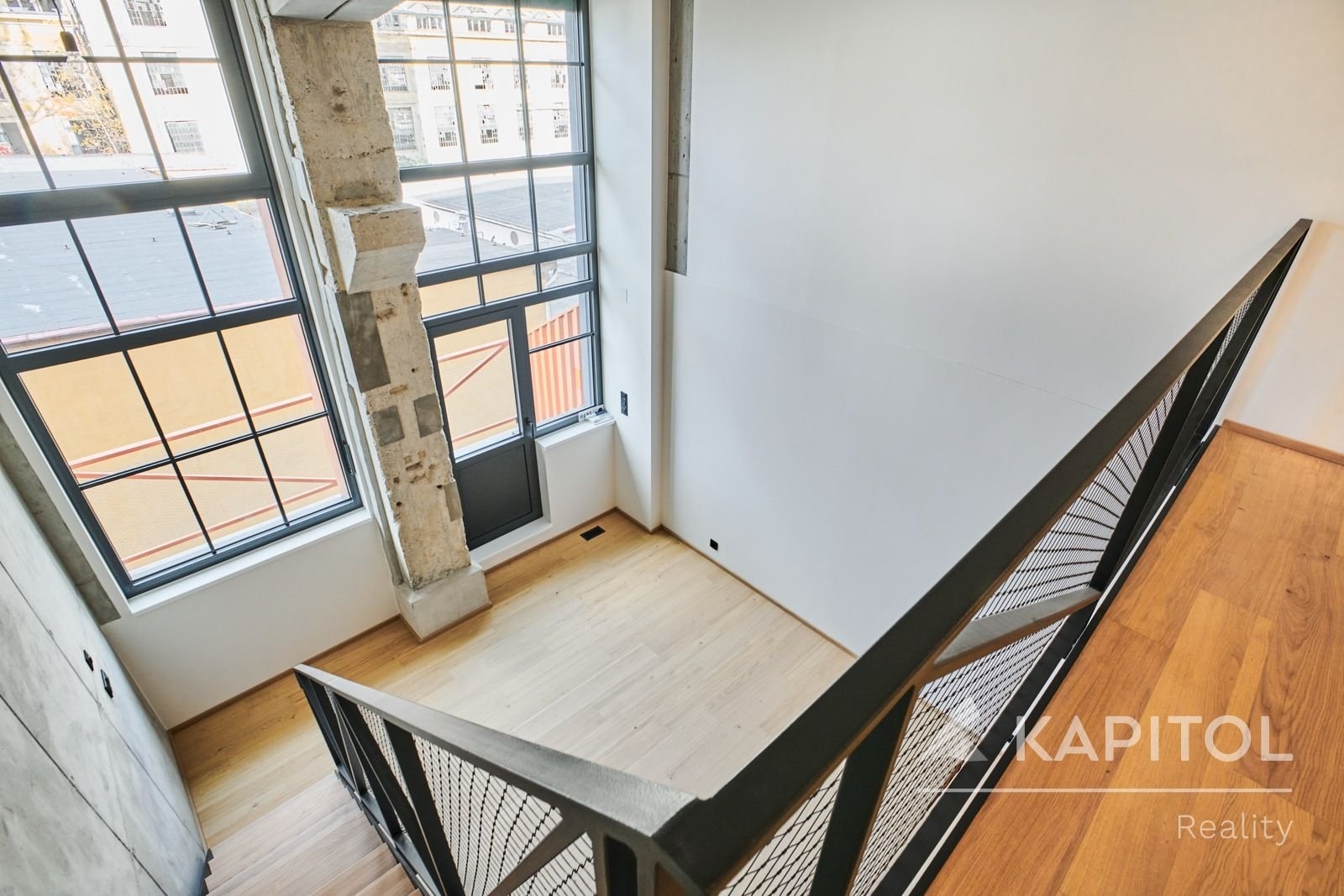 Pohled z otevřeného prostoru pro spaní na spodní část bytu