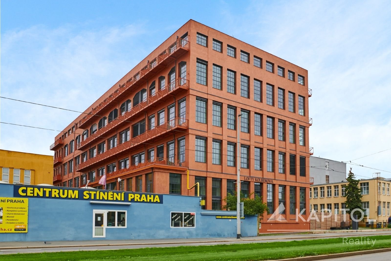 Budova při pohledu z Kolbenovy ulice