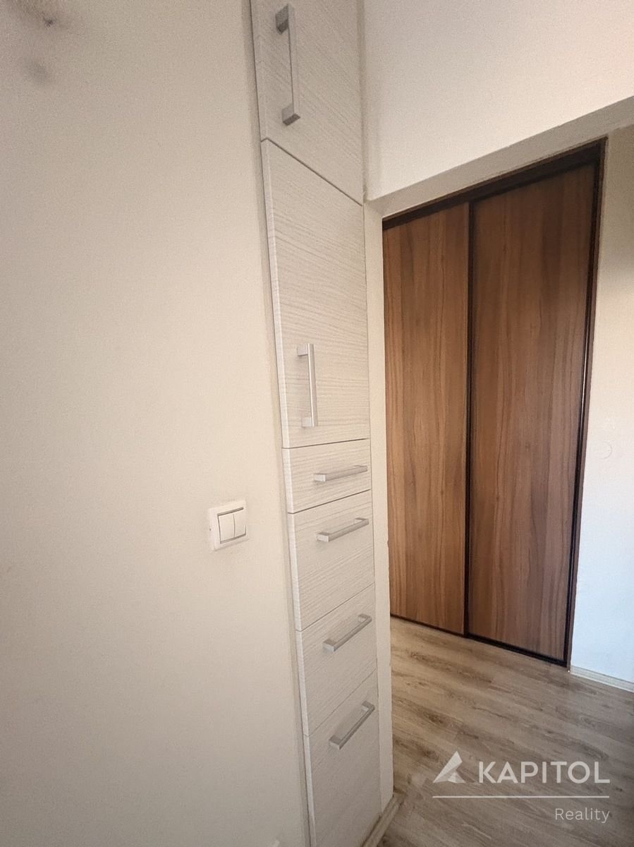 vestavná skříň na chodbě