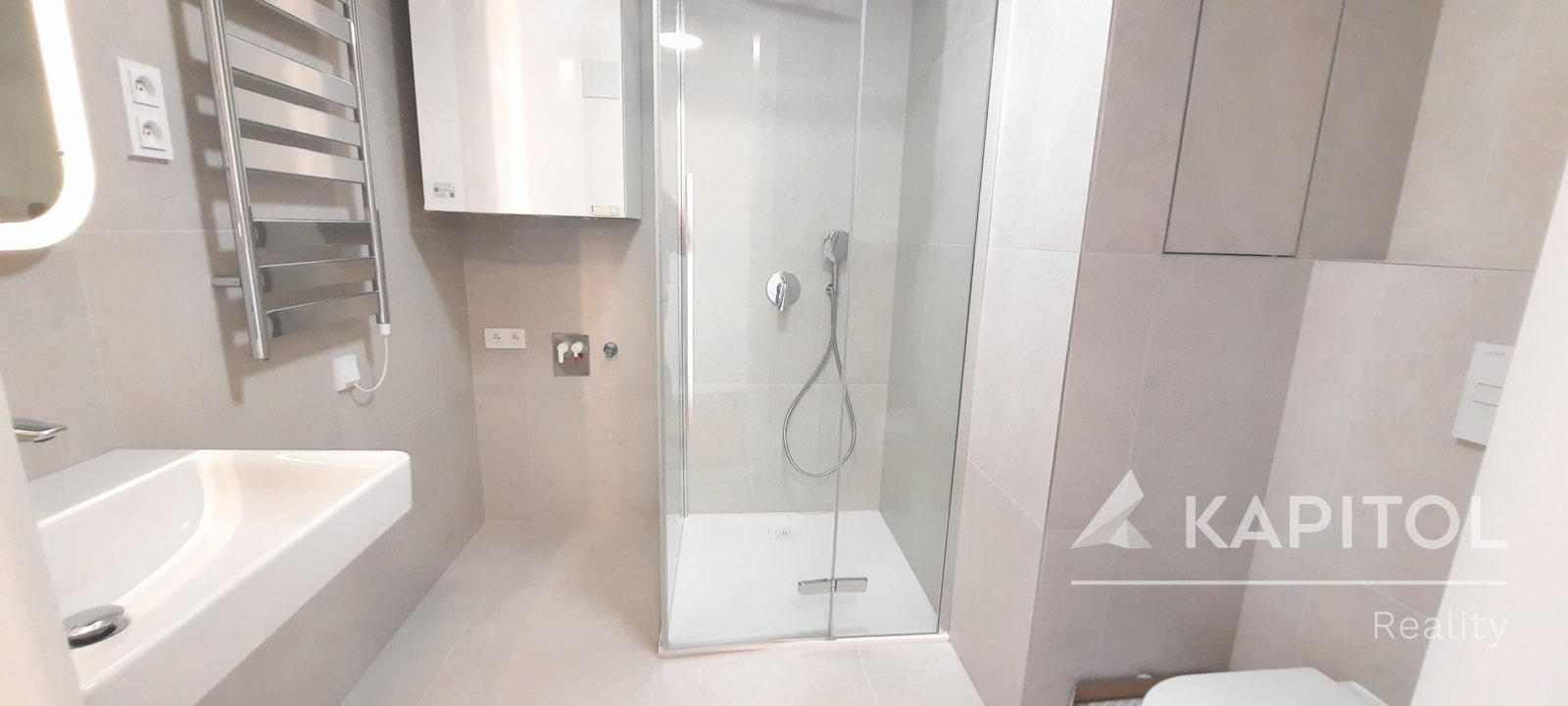 Koupelna se sprchovým koutem a WC