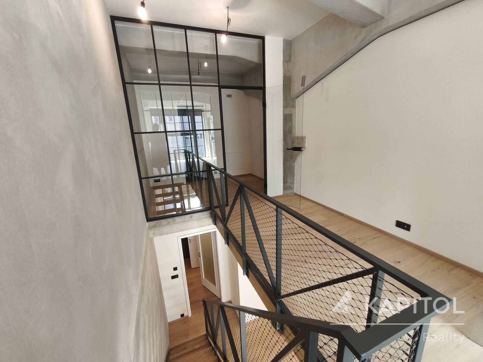 Galerie ve vrchní části bytu 