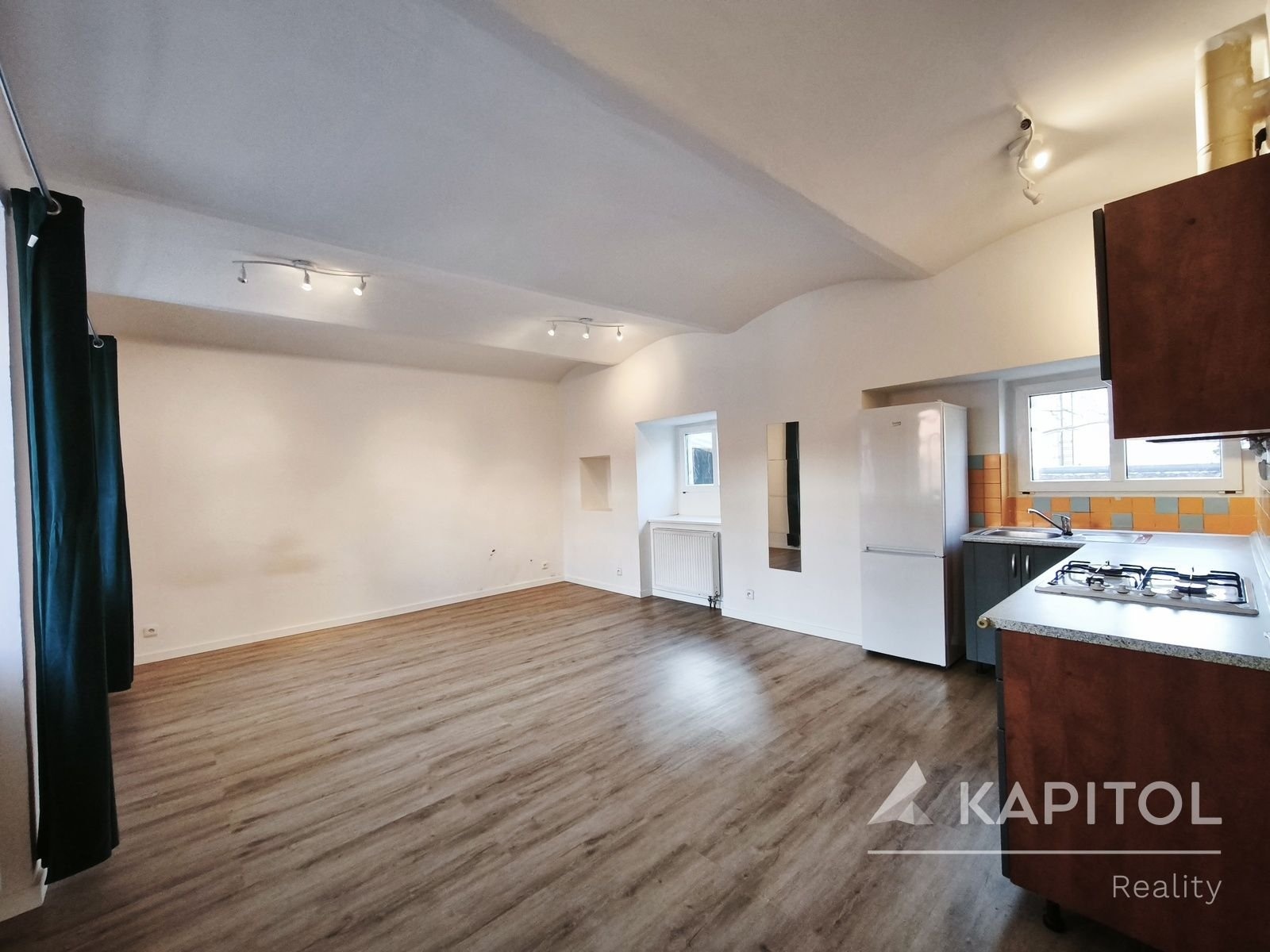 Obytný prostor s kuchyňským koutem