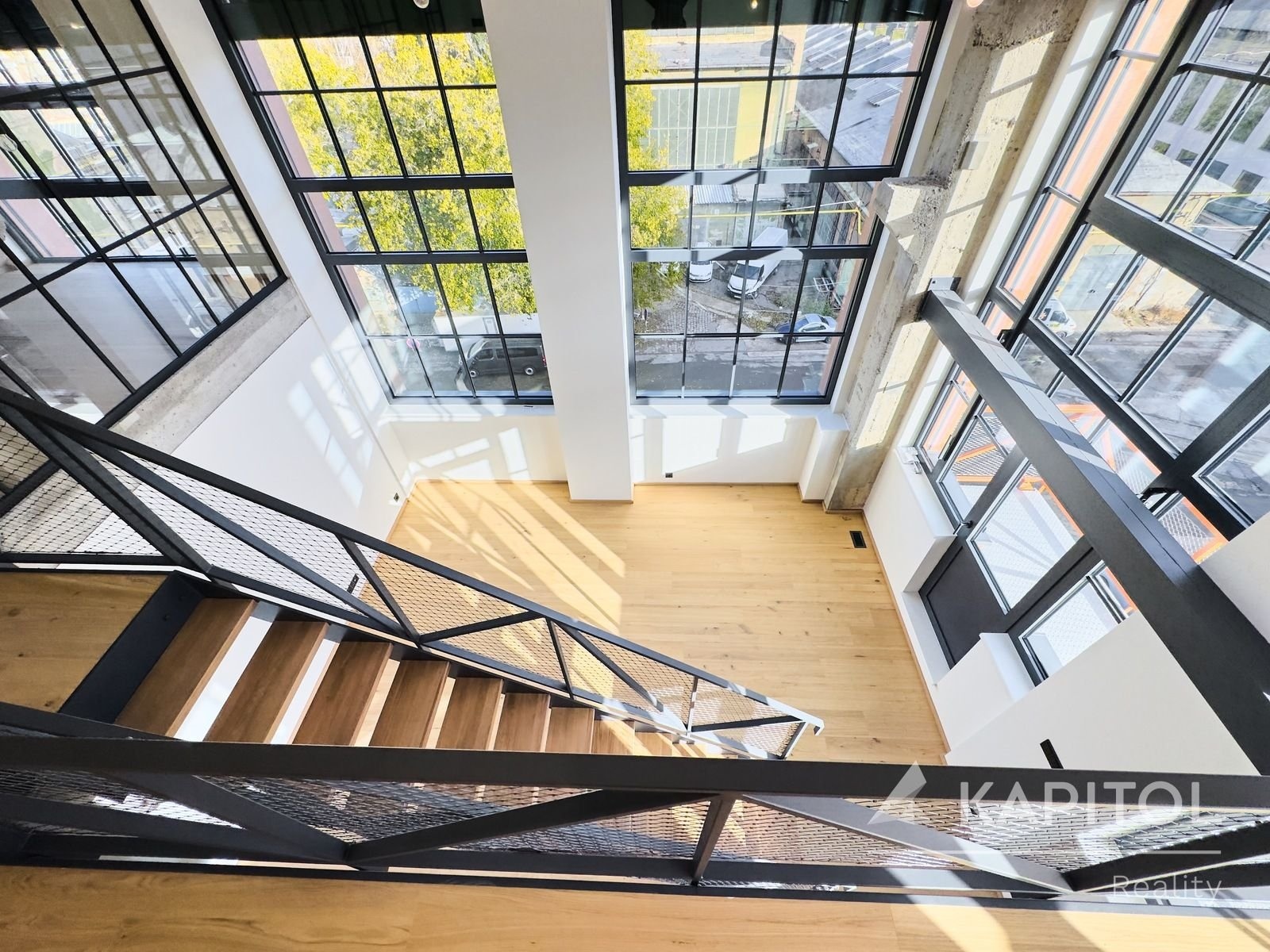 Pohled do obývacího pokoje z galerie