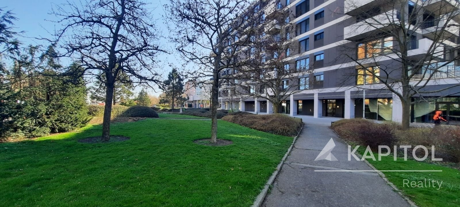 Okolí budovy