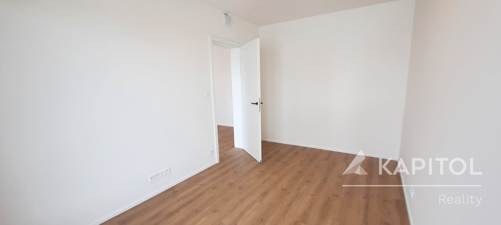 Ložnice s prostorem na velkou šatní skříň