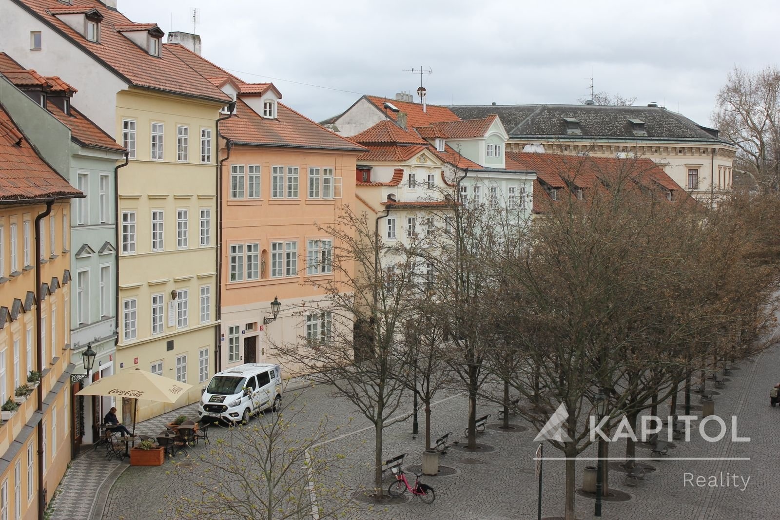 Pohled na Kampu a dům, kde se byt nachází