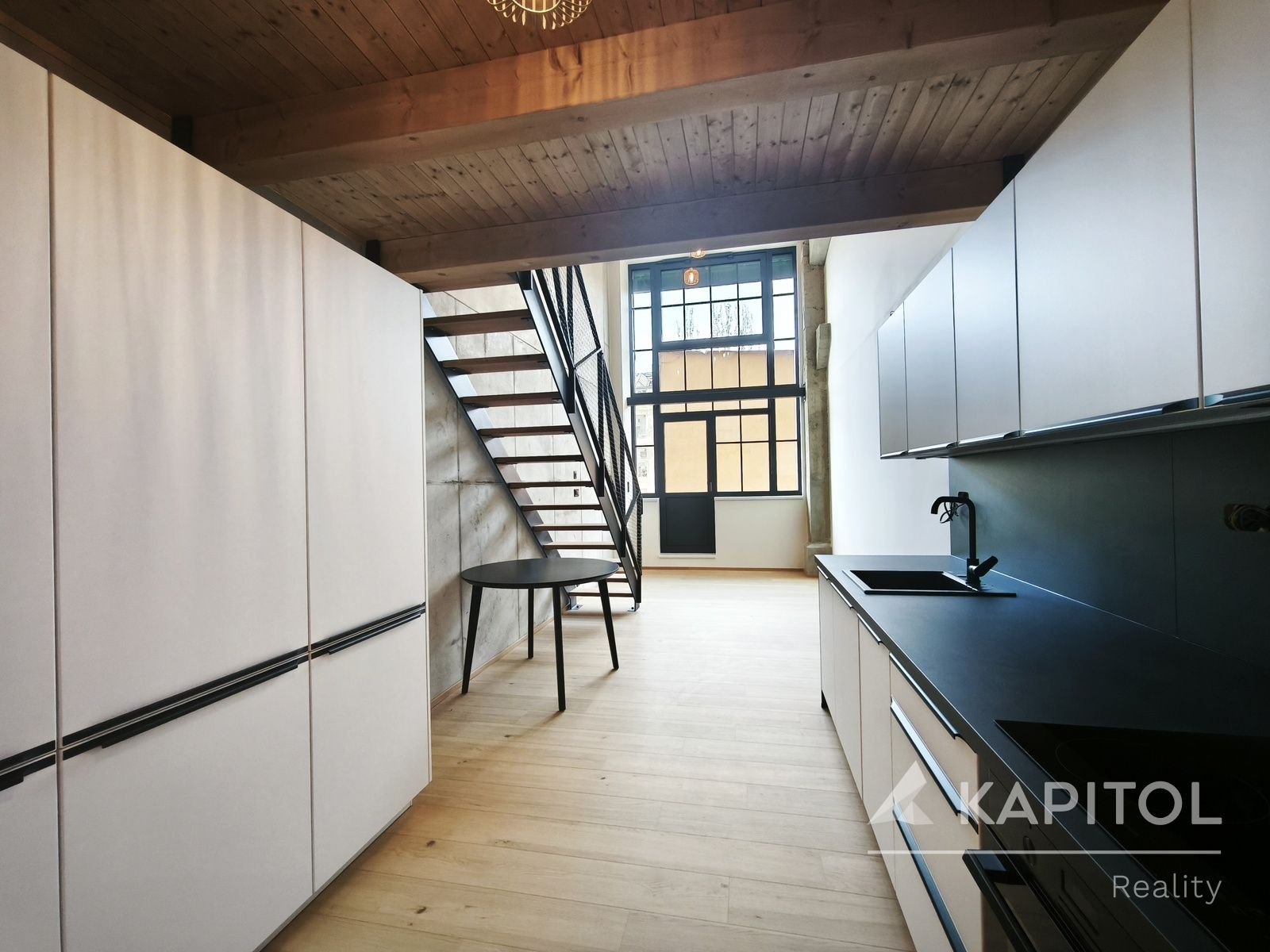 Obývací pokoj s kuchyňkou linkou