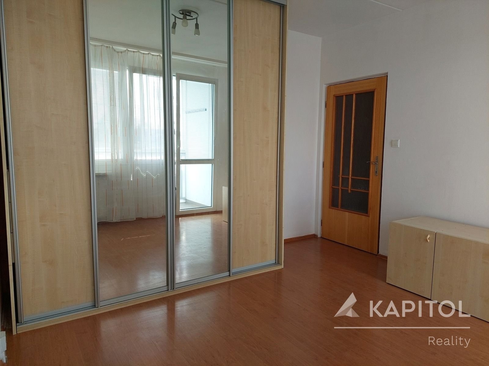 pokoj s lodžií - částečně zařízený