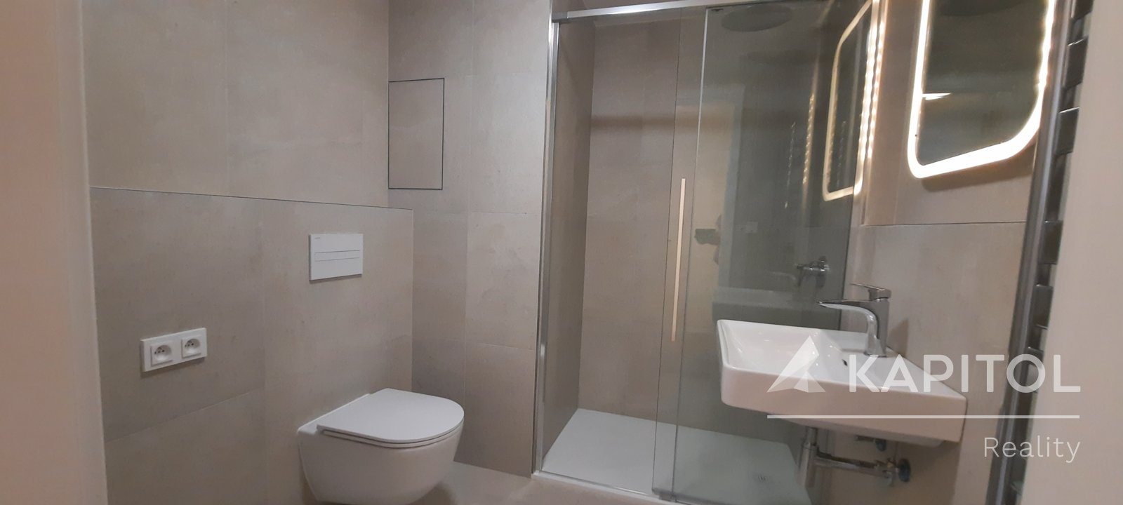 Koupelna se sprchovým koutem a WC