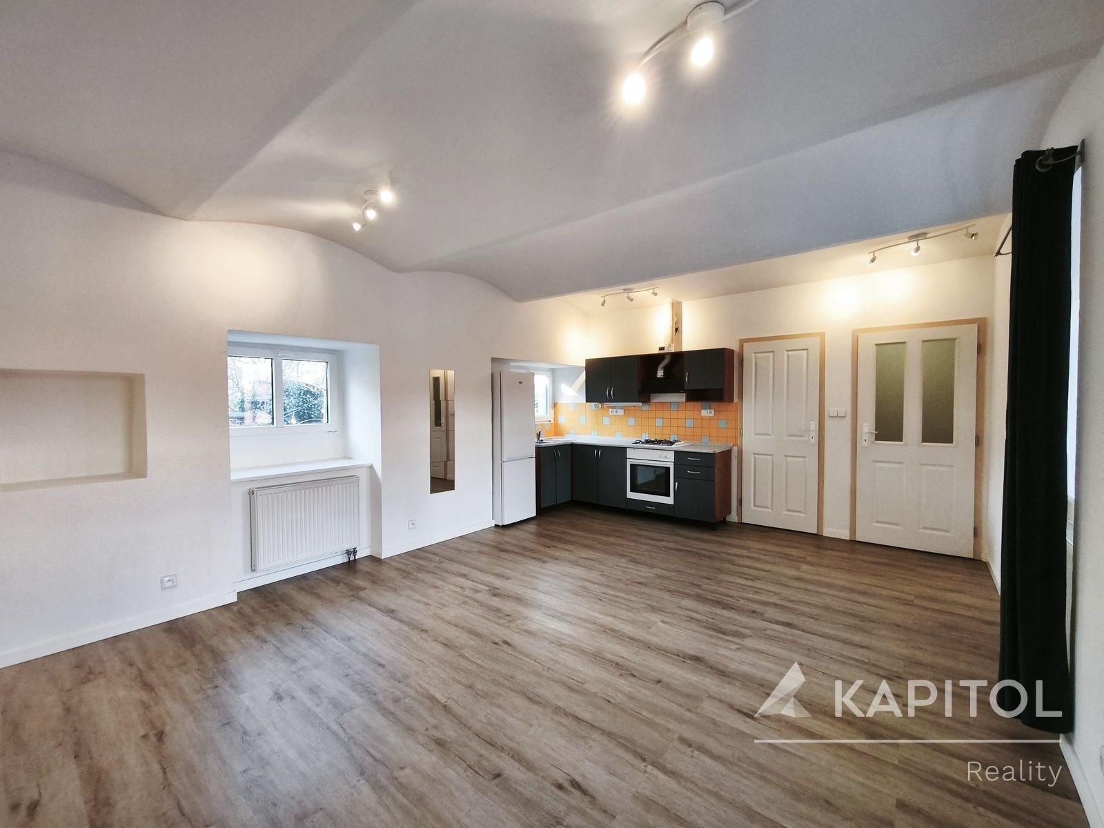 Obytný prostor s kuchyňským koutem