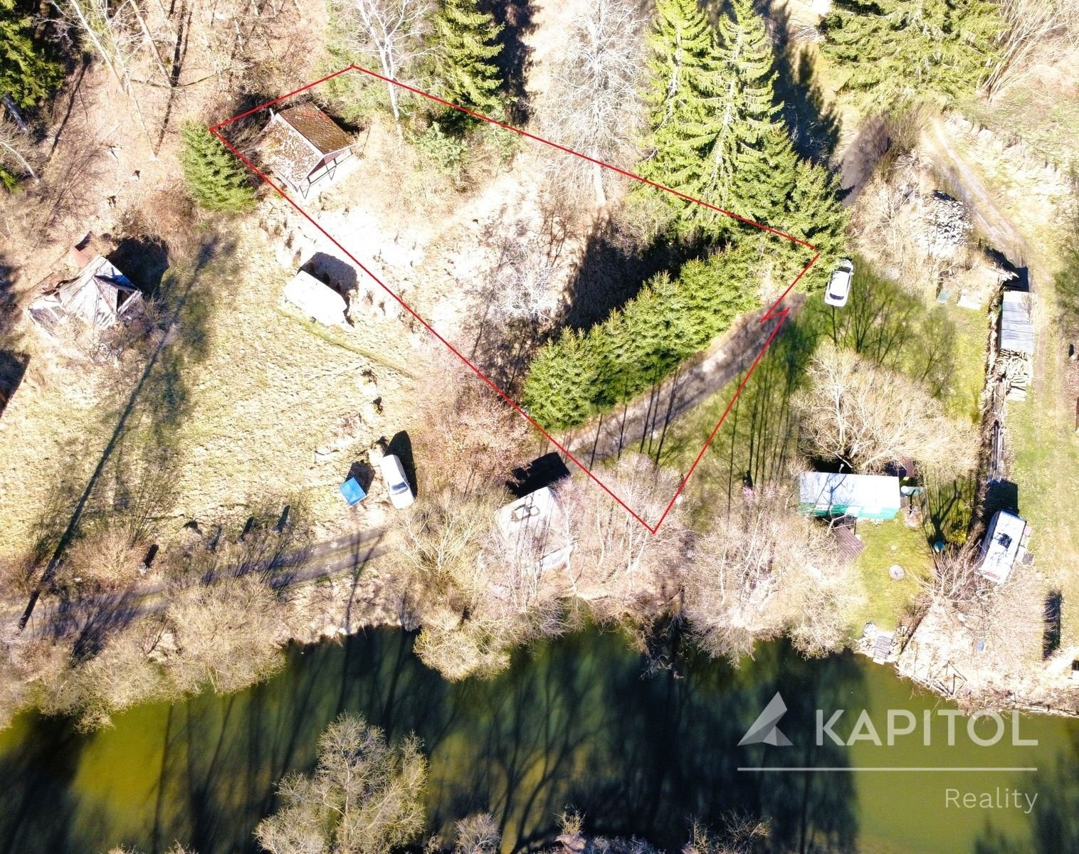 Pohled na pozemek včetně vzdálenosti k řece