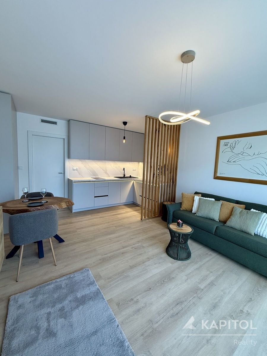 pokoj s kuchyňskou linkou